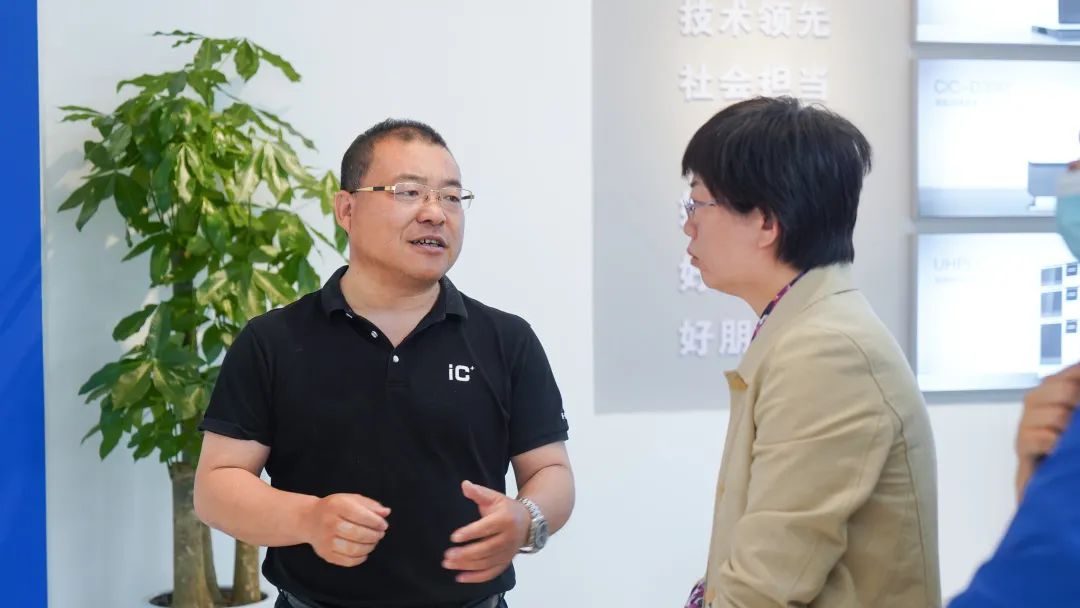 青島市科技局副局長徐凌云等參觀展廳 青島市科技局副局長徐凌云等參觀展廳